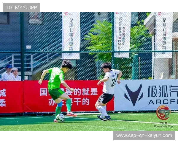 冠军球队球员参与社区文化活动促进城市体育文化建设，社区足球文化