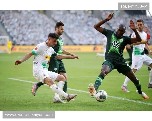 德甲拜仁中路调度精细，前锋多次有威胁